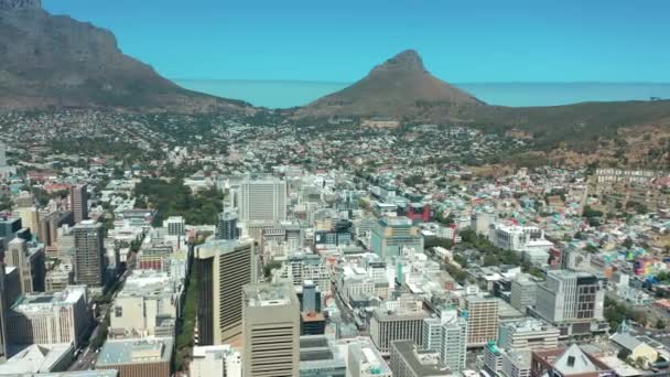 港とダウンタウンのビジネスエリアの景色を望む南アフリカのケープタウン中心部の上空で撮影された景色の広いドローン。ボーキャップ、ゾンネブルーム、オランジェシヒトとテーブルマウンテンのパノラマビュー. — ストック動画