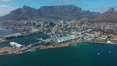 Gökyüzü manzarası Cape Town 'a doğru uçuyor..