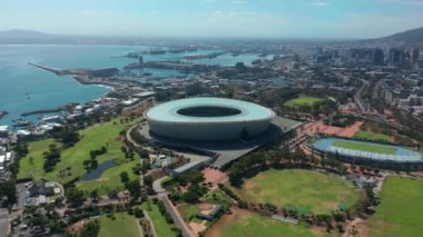Güneşli bir günde Cape Town, Güney Afrika 'da Signal Hill, Cape Town şehir merkezi kasesi, Table Bay, futbol stadyumu ve masa dağının hava manzaralı manzarası..