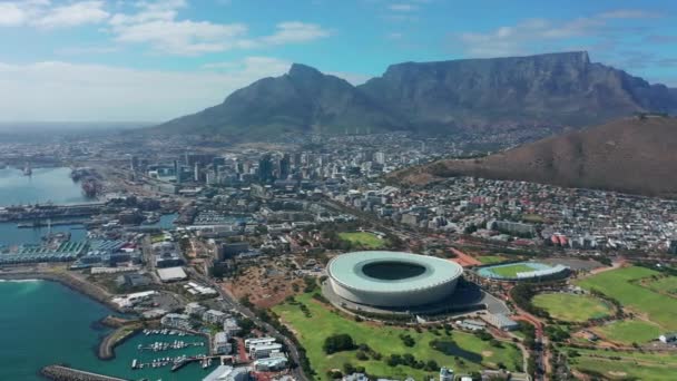 Légi felvétel a labdarúgó stadionról. Fokváros, Dél-Afrika. — Stock videók