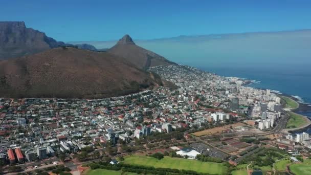 Flygfoto scenisk utsikt över Signal Hill, Kapstaden centrum skål, utsikt över Table Bay, fotbollsstadion och Bordsberget i bakgrunden i Kapstaden, Sydafrika på solig dag. — Stockvideo