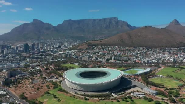 Légi felvétel a labdarúgó stadionról. Fokváros, Dél-Afrika. — Stock videók