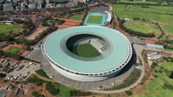 Légi felvétel a labdarúgó stadionról. Fokváros, Dél-Afrika. — Stock videók