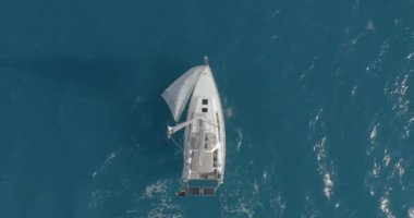 Açık okyanusta seyreden güzel yelkenli yatının insansız hava aracı videosu..