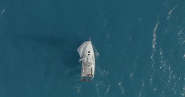 Açık okyanusta seyreden güzel yelkenli yatının insansız hava aracı videosu..