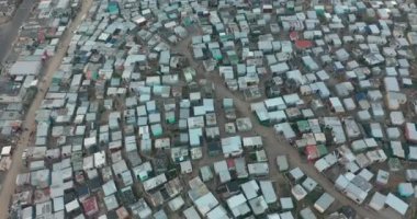 Hava görüntüsü. Güney Afrika 'nın şehirleri, yoksul gecekondu mahalleleri, sokaklar ve varoşlar.
