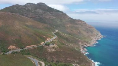 Hava görüntüsü. Chapman Tepesi Yolu, Cape Town, Güney Afrika yakınlarında. Güzel bir manzarada yol manzarası. Okyanus boyunca yol kıvrılıyor..