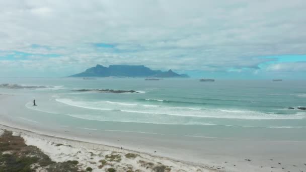 Vuelo sobre Bigbay Beach, hacia Ciudad del Cabo, Sudáfrica y Table Mountain. — Vídeo de stock