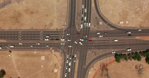 Güney Afrika 'daki Cape Town' dan hareket halindeki araçlarla kesişen yol.. — Stok video