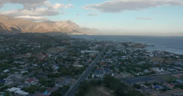 Cape Town sorvola gli edifici al tramonto. Drone metraggio, Sud Africa. — Video Stock