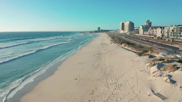 Repülés a Bigbay Beach felett, Fokváros, Dél-Afrika és a Table Mountain felé. — Stock videók