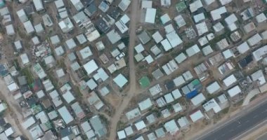 Hava görüntüsü. Güney Afrika 'nın şehirleri, yoksul gecekondu mahalleleri, sokaklar ve varoşlar.
