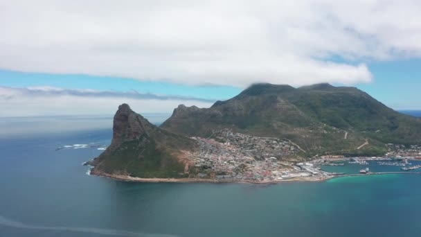 Luftaufnahme. Spektakulärer Hafen von Hout Bay, Boote, Lagune und Strand. Hout Bay ist Kapstadts Fischereihafen und Wohnvorort auf der Kaphalbinsel, Westkap, Südafrika. — Stockvideo