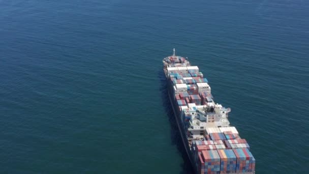 Vista aérea superior do navio de carga transportando contêiner e correndo com rebocador para exportação de mercadorias do porto do pátio de carga para o oceano personalizado. conceito de transporte de mercadorias por navio. — Vídeo de Stock