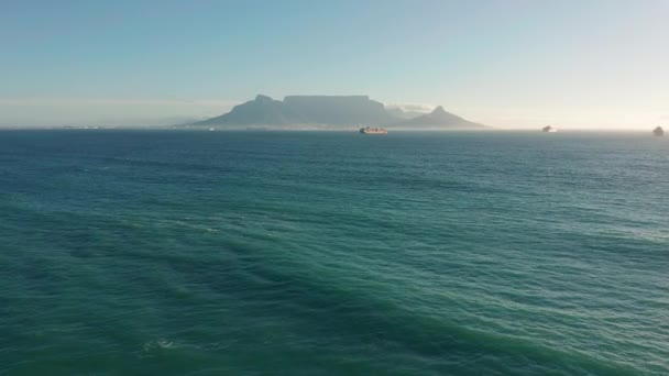 Flyg över Bigbay Beach, mot Kapstaden, Sydafrika och Table Mountain. — Stockvideo