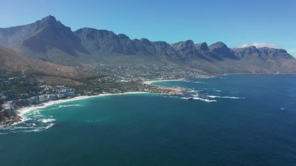 Letecký pohled. Shoreline of Camps Bay, Cape Town (Kapské Město), Jihoafrická republika, s dvanácti Apoštolskými horami. CAPE TOWN, JIŽNÍ AFRICA. — Stock video