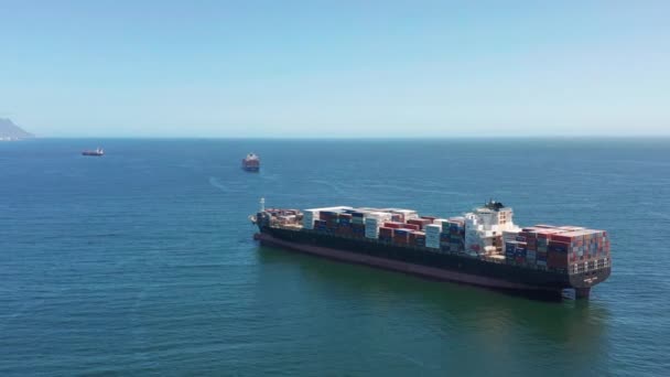 Hava görüntüsü. Okyanustaki büyük konteynır gemisi. — Stok video