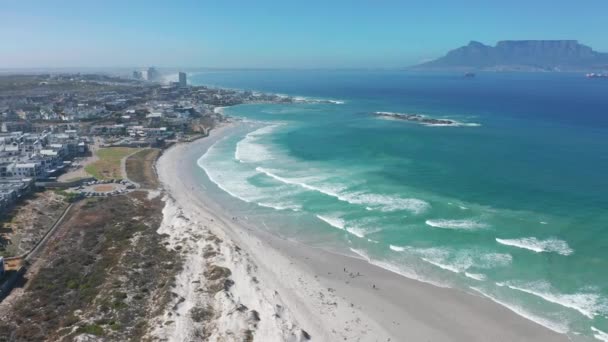 Lotnictwo poruszające się wzdłuż linii brzegowej Big Bay, Cape Town, RPA. CAPE TOWN, Afryka Południowa. — Wideo stockowe