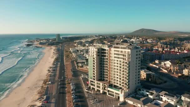 Repülés a Bigbay Beach felett, Fokváros, Dél-Afrika és a Table Mountain felé. — Stock videók