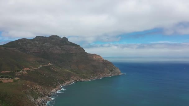 Vista aérea. Chapmans Peak Drive cerca de Ciudad del Cabo, Sudáfrica. Vista superior de la carretera pasando por un hermoso paisaje. Camino de flexión a lo largo del océano. — Vídeos de Stock