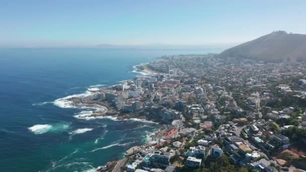 Luchtvaart langs de kust van Camps Bay, Kaapstad, Zuid-Afrika, met Twaalf Apostelen bergen. — Stockvideo