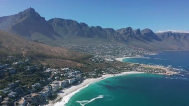 Cape Town, Güney Afrika 'daki Kamp Koyu' nun kıyı şeridi boyunca ilerleyen hava kuvvetleri, on iki havari dağıyla. CAPE TOWN, Güney Afrika.