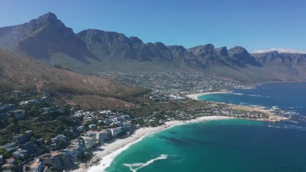 Flyg rör sig längs kusten av Camps Bay, Kapstaden, Sydafrika, med tolv apostlar berg. CCAPE TOWN, SOUTH AFRICA. — Stockvideo