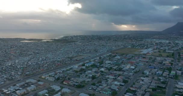 Cape Town átrepül az épületeken naplementekor. Drónfelvételek, Dél-Afrika. — Stock videók