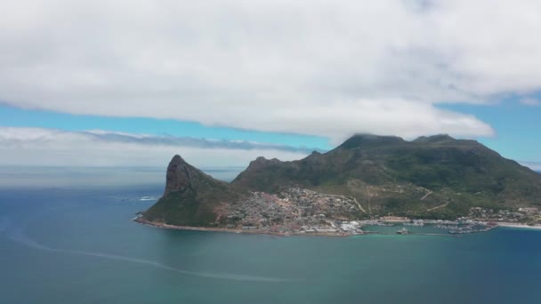 Légi felvétel. Látványos Hout Bay kikötő, hajók, lagúna és strand. Hout Bay Fokváros halászati kikötője és lakóövezete Cape Peninsula, Nyugat-Cape, Dél-Afrika. — Stock videók
