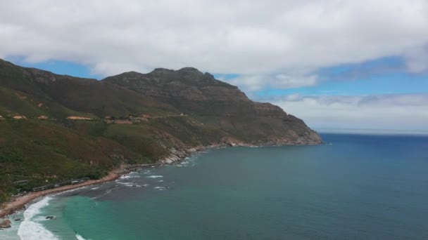 Αεροφωτογραφία. Chapmans Peak Drive κοντά στο Κέιπ Τάουν, Νότια Αφρική. Πάνω άποψη του δρόμου που διέρχεται από όμορφο τοπίο. Οδική κάμψη κατά μήκος του ωκεανού. — Αρχείο Βίντεο