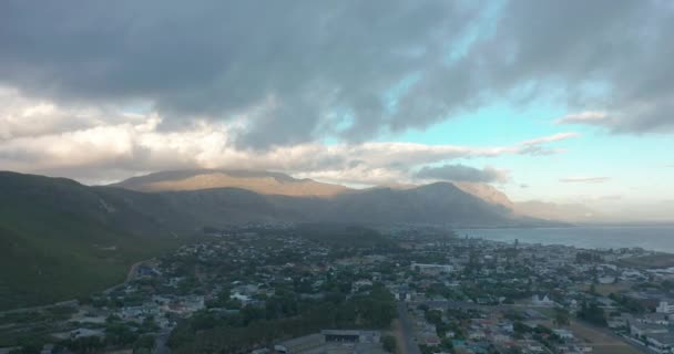 Cape Town Sunset 'teki binaların üzerinde uçuyor. Drone Görüntüleri, Güney Afrika. — Stok video