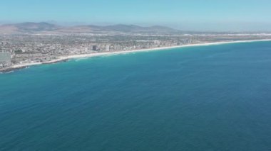 Güney Afrika 'daki Cape Town kıyı şeridi boyunca hareket eden bir hava aracı. CAPE TOWN, Güney Afrika.