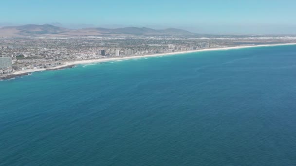 Luchtfoto beweegt langs de kustlijn van Kaapstad, Zuid-Afrika. CAPE TOWN, ZUID AFRIKA. — Stockvideo
