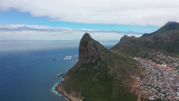 Légi felvétel. Látványos Hout Bay kikötő, hajók, lagúna és strand. Hout Bay Fokváros halászati kikötője és lakóövezete Cape Peninsula, Nyugat-Cape, Dél-Afrika. — Stock videók