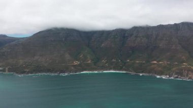 Hava görüntüsü. Chapman Tepesi Yolu, Cape Town, Güney Afrika yakınlarında. Güzel bir manzarada yol manzarası. Okyanus boyunca yol kıvrılıyor..