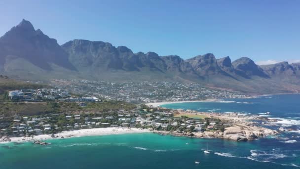 Flygfoto. Strandlinje av Camps Bay, Kapstaden, Sydafrika, med tolv apostlar berg. CCAPE TOWN, SOUTH AFRICA. — Stockvideo