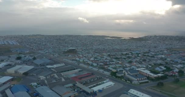 Cape Town Sunset 'te Binaların Üzerinde Uçuyor - 4K Drone Görüntüsü, Güney Afrika. — Stok video