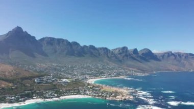 Hava görüntüsü. Muhteşem manzaralı Clifton Sahili 'nin güneşli yaz öğleden sonrası görüntüleri, Lion.