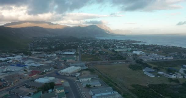 Kapstaden flyger över byggnader vid solnedgången - 4K drönarfilm, Sydafrika. — Stockvideo