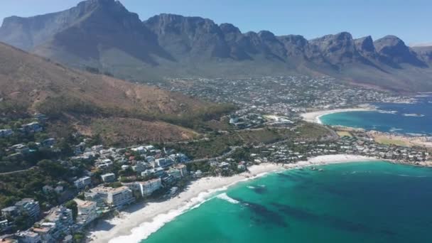Вид с воздуха. Береговая линия Camps Bay, Кейптаун, Южная Африка, с двенадцатью горами Апостолов. Кейптаун, Южная Африка. — стоковое видео