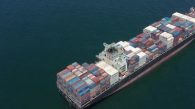 Hava görüntüsü. Okyanustaki büyük konteynır gemisi.