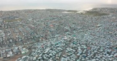 Hava görüntüsü. Gugulethu 'nun Ramshackle kasabası, yoksulluğun hüküm sürdüğü gecekondu mahallelerinden biri. GUGULETHU, Güney Afrika.