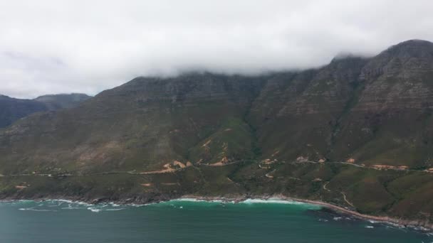 공중에서 본 모습. 차 만스 피크 자동차를 타고 남아프리카 공화국의 케이프 타운 근처에 있다. 아름다운 풍경을 지나는 도로의 꼭대기 풍경. 바다를 따라 굽이쳐 흐르는 도로. — 비디오