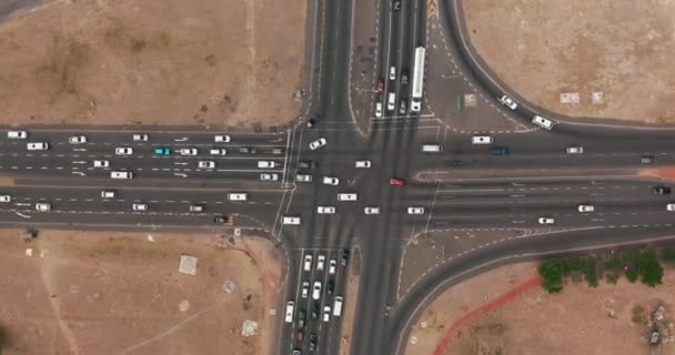 ドローン、ケープタウン、南アフリカからの移動車のビューを持つ横断道路. — ストック動画