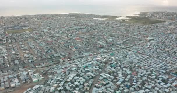 Vista aérea. Ramshackle cidade de Gugulethu, uma das favelas atingidas pela pobreza. GULETHU, ÁFRICA DO SUL. — Vídeo de Stock