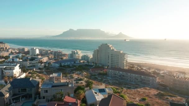 Volo sopra bigbay Beach, verso Città del Capo, Sud Africa e Table Mountain. — Video Stock