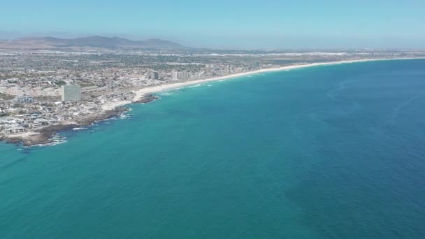 Luchtfoto beweegt langs de kustlijn van Kaapstad, Zuid-Afrika. CAPE TOWN, ZUID AFRIKA. — Stockvideo
