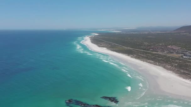 Flyg rör sig längs kusten av Big Bay, Kapstaden, Sydafrika. CCAPE TOWN, SOUTH AFRICA. — Stockvideo