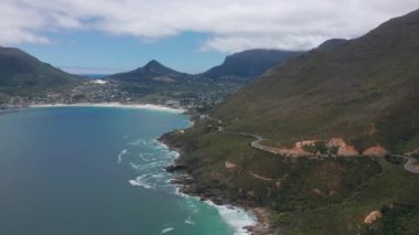 Hava görüntüsü. Chapman Tepesi Yolu, Cape Town, Güney Afrika yakınlarında. Güzel bir manzarada yol manzarası. Okyanus boyunca yol kıvrılıyor..