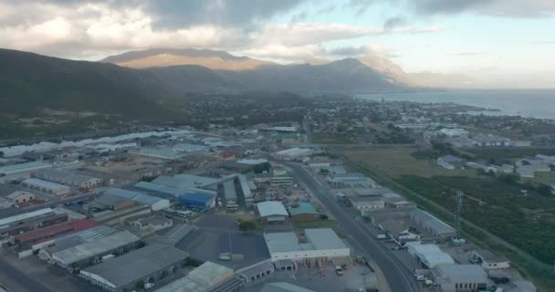 开普敦在日落时飞越建筑物。Drone Footage, South Africa. — 图库视频影像